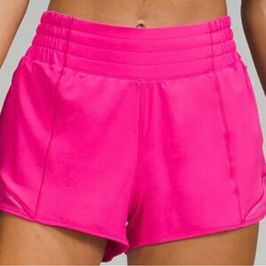 Lululemon✨NWT Sonic Pink Hotty Hot Low-Rise Short 2.5" *sold out* Retail $68